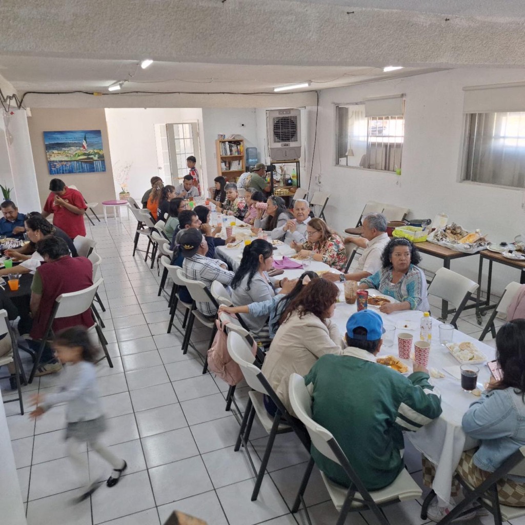 Comida en comunidad en el salón de la iglesia