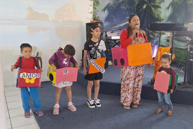 Niños con cartelones de Amor, Fe y Esperanza