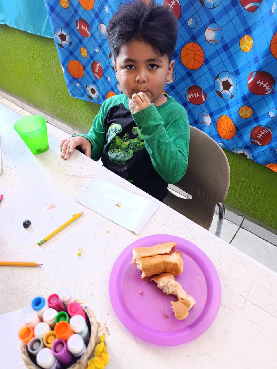 Niño disfrutando merienda