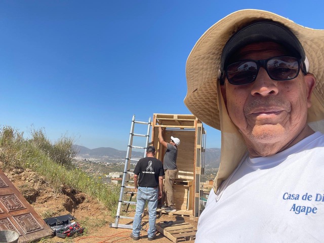 Pastor y equipo edificando juntos