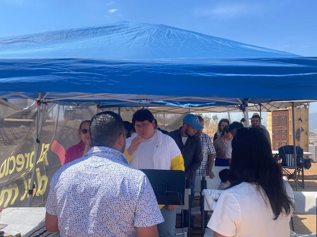 Comunidad reunida en oración
