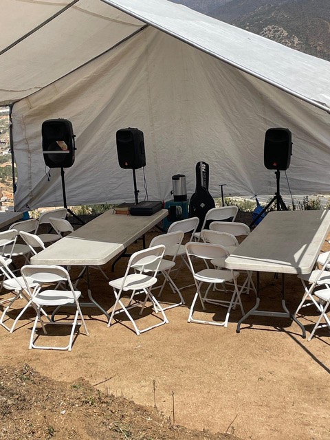 Carpa preparada para el servicio