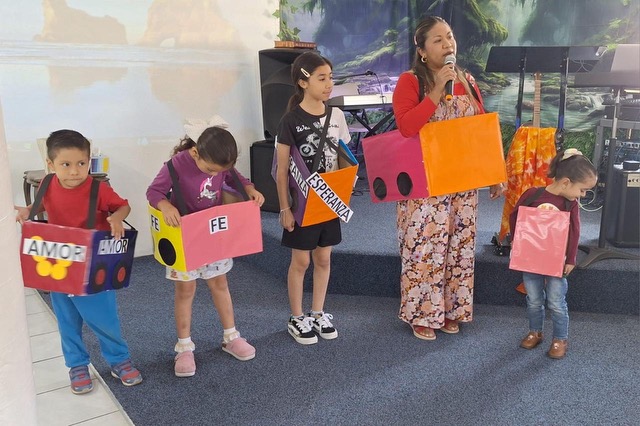 Maestra enseñando con los niños